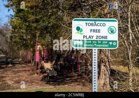 Herndon, USA - 9. Februar 2020: Northern Virginia, Fairfax County Wohnviertel und Tabak-freies Spiel Zone Zeichen in Kinderspielplatz S Stockfoto