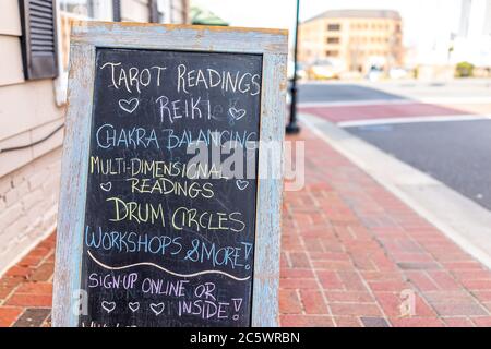 Stadt Fairfax, USA - 10. März 2020: Altstadt Innenstadt Hauptstraße mit Geschäft Plakatschild für Tarot-Lesungen in Fairfax County Northern Virgin Stockfoto