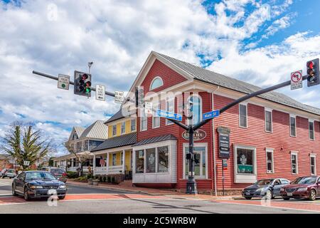 Stadt Fairfax, USA - 10. März 2020: Altstadt in der Innenstadt am University Drive, Kreuzung Main Street mit Geschäften, Geschäften und Restaurants in Fairfax CO Stockfoto