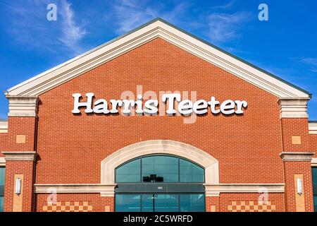 Warrenton, USA - 9. Juni 2020: Zeichen für Harris Teeter Kroger Lebensmittelgeschäft und blauer Himmel in Virginia mit niemand und Backsteinarchitektur Stockfoto