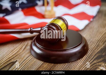 USA Anwälte in der US-Anwaltskanzlei mit Sandglas Richter Gavel auf amerikanische Flagge Holztisch Stockfoto