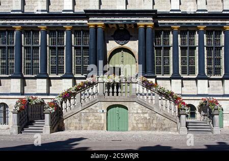 Rathaus, Stadhuis; Renaissance-Fassade, 17. Jahrhundert, viele Fenster, schwarze Säulen, gewölbte Türen, zweiseitige Stufen, Blumen auf Steingeländer, Flandern Stockfoto