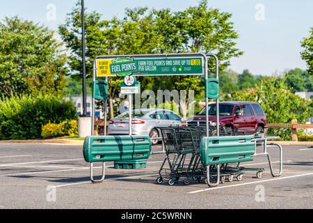 Warrenton, USA - 9. Juni 2020: Unterzeichnen Sie für Kraftstoffpunkte Treueprogramm bei Harris Teeter Kroger Lebensmittelgeschäft in Virginia mit Parkplatz shoppi Stockfoto