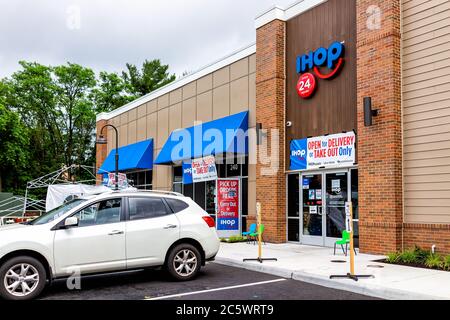 Herndon, USA - 11. Juni 2020: Virginia Fairfax County Street mit Schild für offenes ihop Restaurant für Take-out und Lieferung während Coronavirus Stockfoto