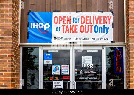 Herndon, USA - 11. Juni 2020: Virginia Fairfax County Gebäude Eingangsschild für offenes ihop Restaurant für Take-out und Lieferung während Coronavirus Stockfoto