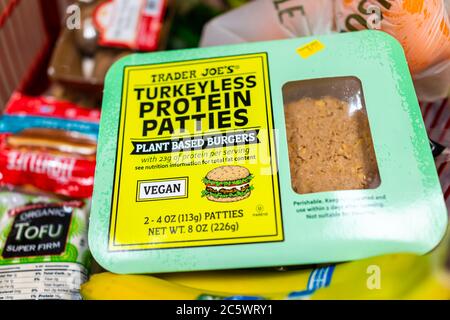 Reston, USA - 11. Juni 2020: In der Türkei werden weniger vegane Protein-Patties Burger auf pflanzlicher Basis in Trader Joe's als trendige Lebensmittel im Warenkorb von Tofu verkauft Stockfoto