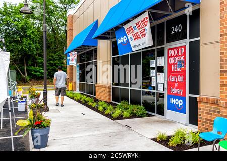 Herndon, USA - 11. Juni 2020: Virginia Fairfax County Street mit Außenschild des Gebäudes für offenes ihop Restaurant für die Mitnahme und Lieferung während der cor Stockfoto