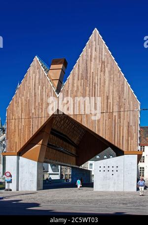 Moderne Markthalle, 2012, neues zeitgenössisches Gebäude, Holzfassade, umgekehrte W-Dachlinie, Kopfsteinpflaster, Stadtbild, Flandern, Europa, Gent; Belgien Stockfoto