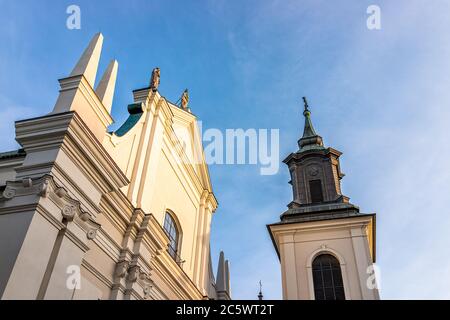 Warschau, Polen - 19. Dezember 2019: Alte Neustadt mit der berühmten St. Hyazinth Kirche aus dem unteren Winkel Blick auf Sonnenuntergang Sonnenlicht blauer Himmel Stockfoto