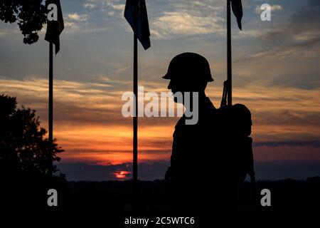 ST. LOUIS, MISSOURI/ USA - Sonnenaufgang am Samstag, 4. Juli 2020, beim Battle of the Bulge National Monument in Jefferson Barracks Historic Si Stockfoto