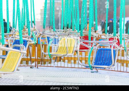 Leere Plätze von Kinderkarussell in einem bewölkten Tag. Stockfoto