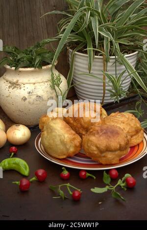 Südafrikanische vetkoeks - traditionelle Gericht aus gebratenem Brotteig Stockfoto