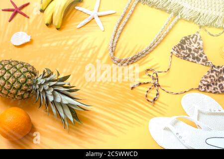 Summer background with beach accessory and fruits Stockfoto
