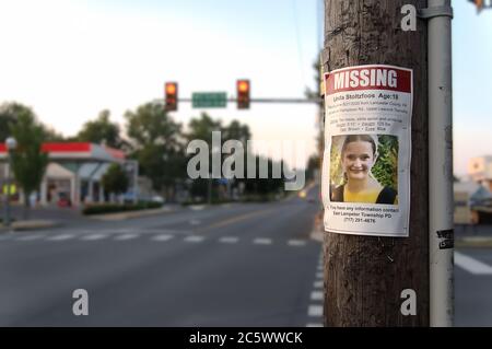 Fehlendes Schild an einem Telefonmast für die vermisste Amish-Teenagerin Linda Stoltfoos, in Lititz, Pennsylvania Stockfoto