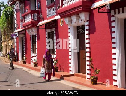 Schöne rote Kolonialstil Häuser in Panaji, Goa, Indien. Stockfoto