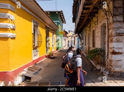 Reihe von Häusern im Kolonialstil in einer schmalen Straße des Altinho Quarter von Panaji, Goa, Indien. Stockfoto