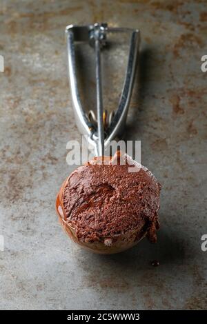 Schokoladeneis in einer Kugel Stockfoto