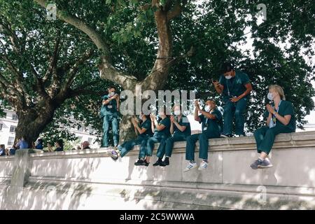 5. Juli 2020, NHS-Mitarbeiter versammeln sich vor dem St. Thomas' Hospital in London, um für Pfand zu klatschen, am 72. Jahrestag des NHS. Stockfoto