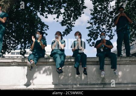 5. Juli 2020, NHS-Mitarbeiter versammeln sich vor dem St. Thomas' Hospital in London, um für Pfand zu klatschen, am 72. Jahrestag des NHS. Stockfoto