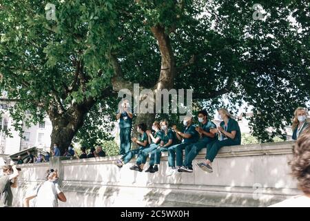 5. Juli 2020, NHS-Mitarbeiter versammeln sich vor dem St. Thomas' Hospital in London, um für Pfand zu klatschen, am 72. Jahrestag des NHS. Stockfoto