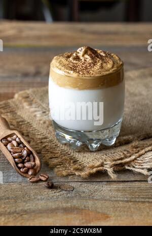 Glas Dalgona Kaffee auf rustikalem Hintergrund Stockfoto