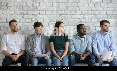 Fünf multirassische arbeitslose Bewerber fühlt sich nervös über bevorstehende Vorstellungsgespräch Stockfoto