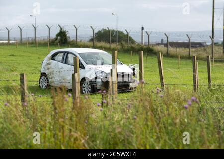 Monkton, Schottland, Großbritannien. Juli 2020. Bild: Verkehrsunfall auf der Nord-Fahrbahn der A77 Straße in der Nähe der Monkton-Tankstelle. Ein weißer Renault Clio Familienwagen verlässt die Kutschenbahn auf der A77 und landet auf einem aa-Feld. Alle Airbags wurden eingesetzt und eine Familie von 3 Personen (ein Mann pro Tag und ein Baby) wurde neben dem Auto auf dem Feld stehen gesehen. Polizei und Krankenwagen waren anwesend, wo die Behandlung von Sanitätern durchgeführt wurde. Quelle: Colin Fisher/Alamy Live News Stockfoto