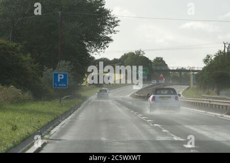 Monkton, Schottland, Großbritannien. Juli 2020. Bild: Verkehrsunfall auf der Nord-Fahrbahn der A77 Straße in der Nähe der Monkton-Tankstelle. Ein weißer Renault Clio Familienwagen verlässt die Kutschenbahn auf der A77 und landet auf einem aa-Feld. Alle Airbags wurden eingesetzt und eine Familie von 3 Personen (ein Mann pro Tag und ein Baby) wurde neben dem Auto auf dem Feld stehen gesehen. Polizei und Krankenwagen waren anwesend, wo die Behandlung von Sanitätern durchgeführt wurde. Quelle: Colin Fisher/Alamy Live News Stockfoto