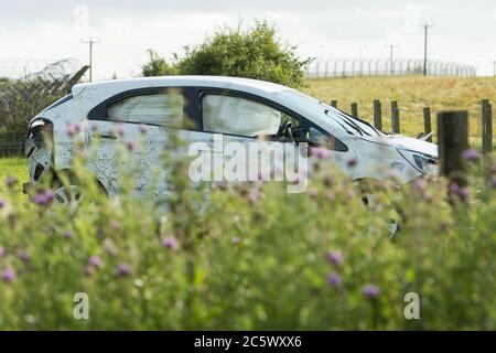 Monkton, Schottland, Großbritannien. Juli 2020. Bild: Verkehrsunfall auf der Nord-Fahrbahn der A77 Straße in der Nähe der Monkton-Tankstelle. Ein weißer Renault Clio Familienwagen verlässt die Kutschenbahn auf der A77 und landet auf einem aa-Feld. Alle Airbags wurden eingesetzt und eine Familie von 3 Personen (ein Mann pro Tag und ein Baby) wurde neben dem Auto auf dem Feld stehen gesehen. Polizei und Krankenwagen waren anwesend, wo die Behandlung von Sanitätern durchgeführt wurde. Quelle: Colin Fisher/Alamy Live News Stockfoto