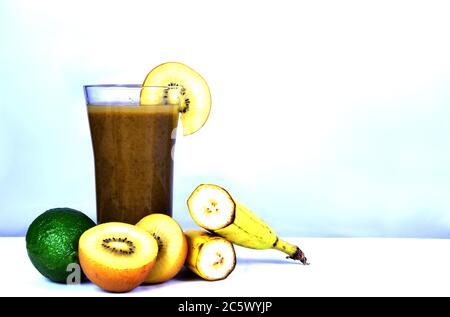 Green Smoothie - gesundes fruchtiges Getränk Stockfoto