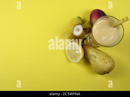 Yellow Smoothie - gesundes fruchtiges Getränk Stockfoto