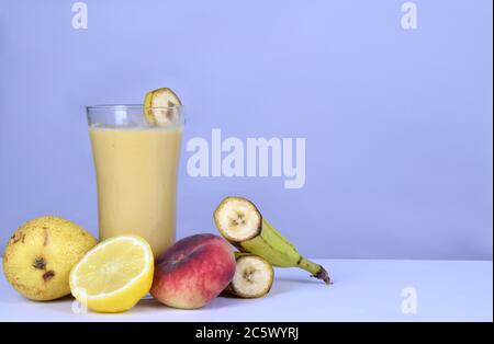 Yellow Smoothie - gesundes fruchtiges Getränk Stockfoto