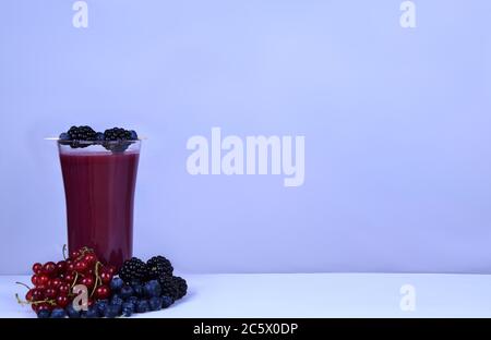 Red Smoothie - gesunde fruchtige Getränk Stockfoto