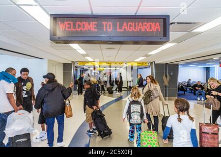 New York City, NYC NY Queens, LaGuardia Airport, LGA, Terminal Gate, Passagier Passagiere Reiter, willkommen LED-Schild, Black man Männer männliche Erwachsene, wom Stockfoto