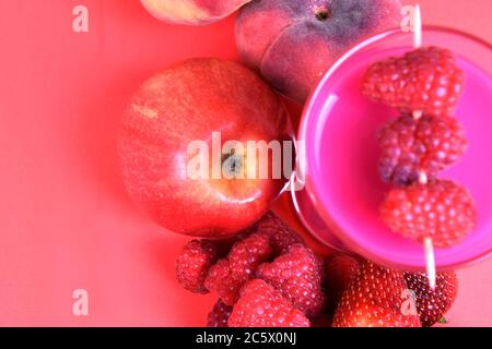 Pink Smoothie - gesundes fruchtiges Getränk Stockfoto