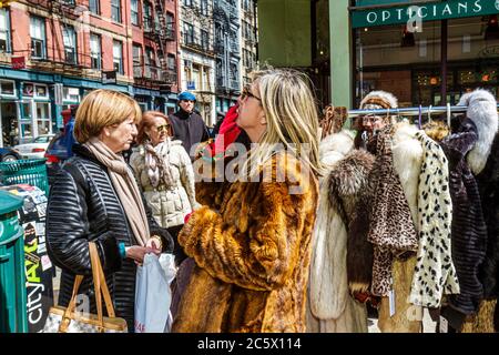 New York, New York City, NYC, Lower, Manhattan, SoHo, Cast Iron Historic District, Architektur, architektonisch, modisches Viertel, Spring Street, Verkäufer V Stockfoto