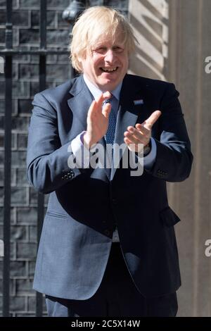 London, Großbritannien. Juli 2020. Der britische Premierminister Boris Johnson klatscht vor der Downing Street 10, um den 72. Jahrestag des National Health Service (NHS) in London, Großbritannien, am 5. Juli 2020 zu begehen. Großbritannien hat am Sonntag eine landesweite Runde des Klatschens erlebt, um den Mitarbeitern des NHS am 72. Jahrestag seiner Gründung Tribut zu zollen. Quelle: Ray Tang/Xinhua/Alamy Live News Stockfoto
