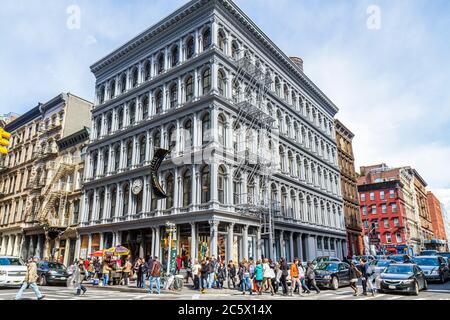 New York City, NYC NY Lower, Manhattan, SoHo, Cast Iron Historic District, Architektur Broome Street, Broadway, Haughwout Building, überfüllte Kreuzung, mult Stockfoto