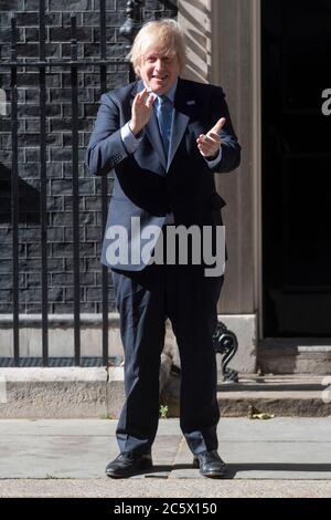 London, Großbritannien. Juli 2020. Der britische Premierminister Boris Johnson klatscht vor der Downing Street 10, um den 72. Jahrestag des National Health Service (NHS) in London, Großbritannien, am 5. Juli 2020 zu begehen. Großbritannien hat am Sonntag eine landesweite Runde des Klatschens erlebt, um den Mitarbeitern des NHS am 72. Jahrestag seiner Gründung Tribut zu zollen. Quelle: Ray Tang/Xinhua/Alamy Live News Stockfoto