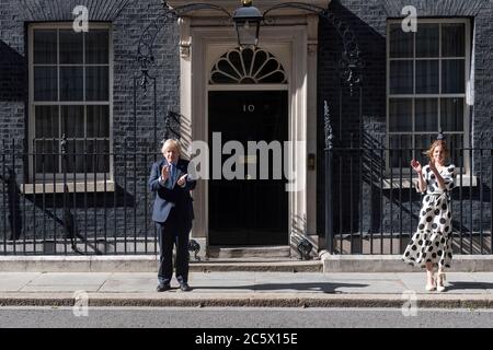 London, Großbritannien. Juli 2020. Der britische Premierminister Boris Johnson (L) und die Gründerin von "Clap for Carers" Annemarie Plas klatschen am 5. Juli 2020 vor der Downing Street 10 zum 72. Jahrestag des National Health Service (NHS) in London, Großbritannien. Großbritannien hat am Sonntag eine landesweite Runde des Klatschens erlebt, um den Mitarbeitern des NHS am 72. Jahrestag seiner Gründung Tribut zu zollen. Quelle: Ray Tang/Xinhua/Alamy Live News Stockfoto