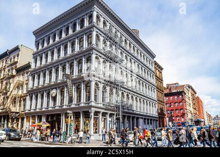 New York, New York City, NYC, Lower, Manhattan, SoHo, Cast Iron Historic District, Architektur, Architektur, Broome Street, Broadway, Haughwout Building, Menschenmenge Stockfoto