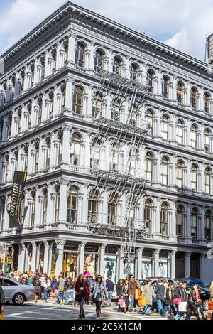 New York City, NYC NY Lower, Manhattan, SoHo, Cast Iron Historic District, Architektur Broome Street, Broadway, Haughwout Building, überfüllte Kreuzung, mult Stockfoto