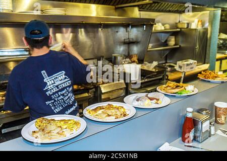 New York City, NYC NY Lower, Manhattan, Finanzviertel, FiDi, Pearl Street Diner, Café, Restaurant Restaurants Essen Essen Essen Café Cafés, Essen, Mann m Stockfoto