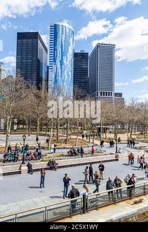 New York City, NYC NY Lower, Manhattan, Battery Park, Finanzviertel, FiDi, öffentlicher Park, Skyline, Hochhaus-Wolkenkratzer Gebäude Blatt Stockfoto