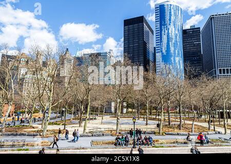 New York City, NYC NY Lower, Manhattan, Battery Park, Finanzviertel, FiDi, öffentlicher Park, Skyline, Hochhaus-Wolkenkratzer Gebäude Blatt Stockfoto