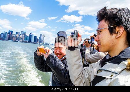 New York, New York City, NYC, Upper Bay Water, Statue Cruises, Freiheitsstatue Fähre, Passagiere Passagiere Reiter Reiter, Asiaten ethnischen Immigrant Stockfoto