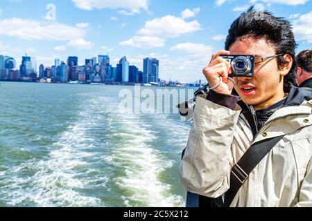 New York, New York City, NYC, Upper Bay Water, Statue Cruises, Freiheitsstatue Fähre, Passagiere Passagiere Reiter Reiter, Asiaten ethnischen Immigrant Stockfoto