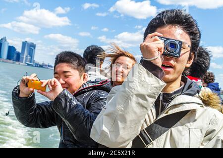 New York, New York City, NYC, Upper Bay Water, Statue Cruises, Freiheitsstatue Fähre, Passagiere Passagiere Reiter Reiter, Asiaten ethnischen Immigrant Stockfoto