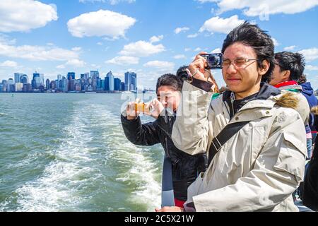 New York, New York City, NYC, Upper Bay Water, Statue Cruises, Freiheitsstatue Fähre, Passagiere Passagiere Reiter Reiter, Asiaten ethnischen Immigrant Stockfoto