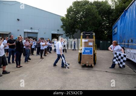 Mitarbeiter von Penlon in Abingdon, Oxfordshire, versenden den letzten LKW mit Ventilatoren zum NHS. Das Ventilator Challenge UK Consortium hat in 12 Wochen 13,437 Ventilatoren produziert. Das Konsortium umfasst britische Technologie-, Industrie- und Ingenieursunternehmen aus den Bereichen Luft- und Raumfahrt, Motorsport, Automobil und Medizin sowie Airbus, Ford, GKN Aerospace, McLaren, Siemens und Rolls-Royce. Stockfoto